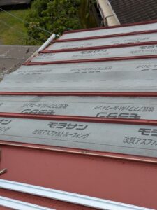 【空き家長崎】金属屋根　葺き替え工事（ルーフィングなどがみえます。）